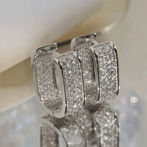 #485 | 18K White Gold Elegant Huggie Hoop Earrings